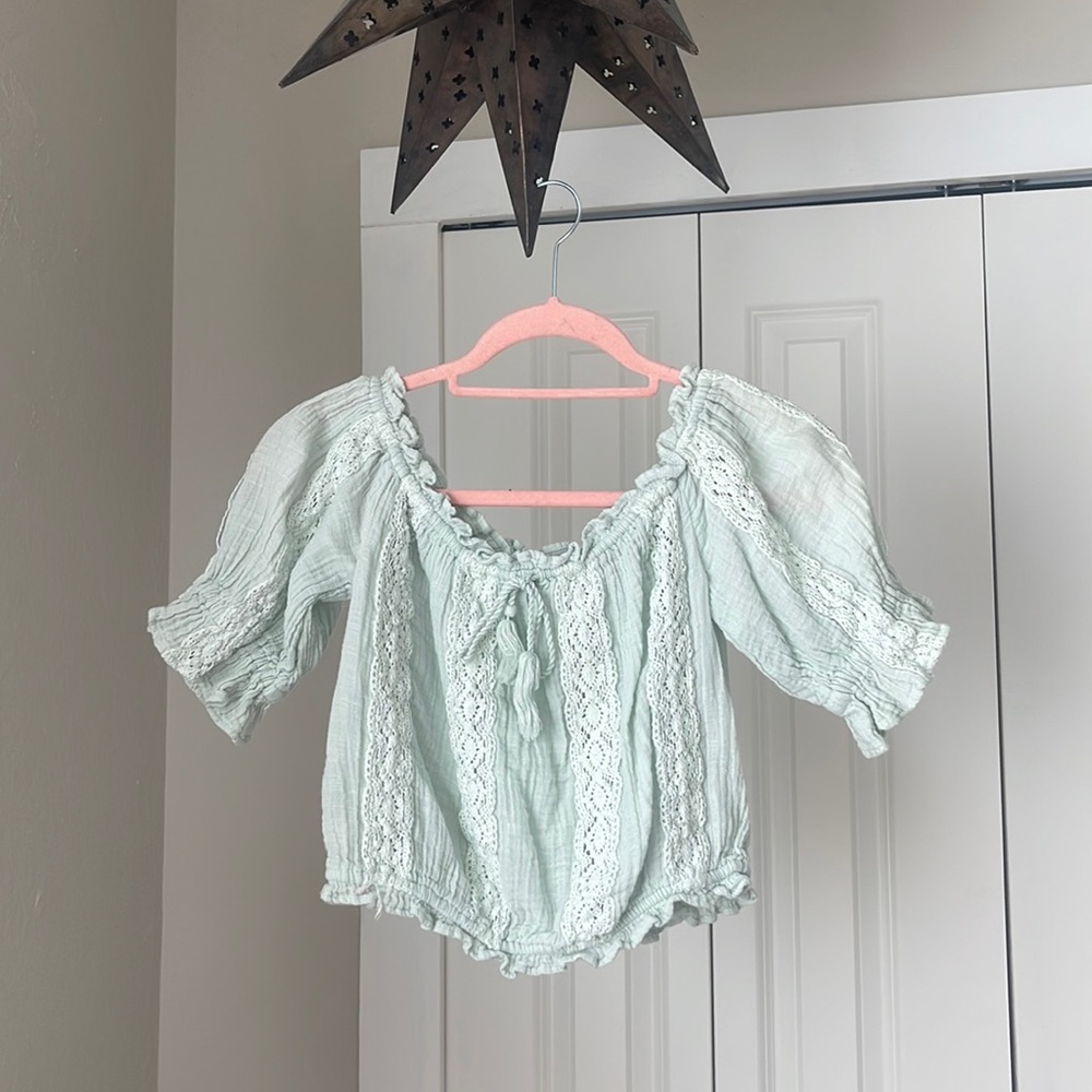 DETAILED CROP TOP